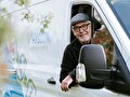 Lachende Hyscon medewerker uit servicebus – persoonlijke hygiëneservice